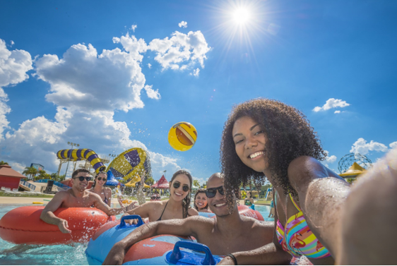 Venha curtir seu feriadão de ano novo aqui Águas Correntes Park!  ☀️🤽🏻🏊🏻‍♂️⛱ . ✓Aberto nos dias : 01, 02 e 03/01/2021 . Estamos  funcionando de Quinta a, By Aguas Correntes Park