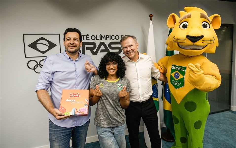 Momento da formalização da parceria contou com a presença da campeã olímpica Rebeca Andrade 